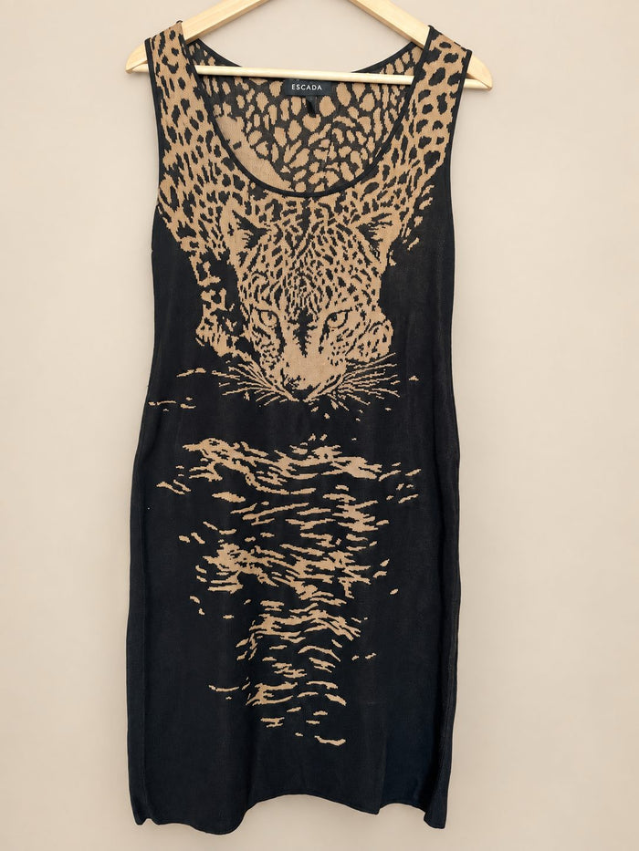 robe en maille jacquard san smanche tête de felin dans le dos