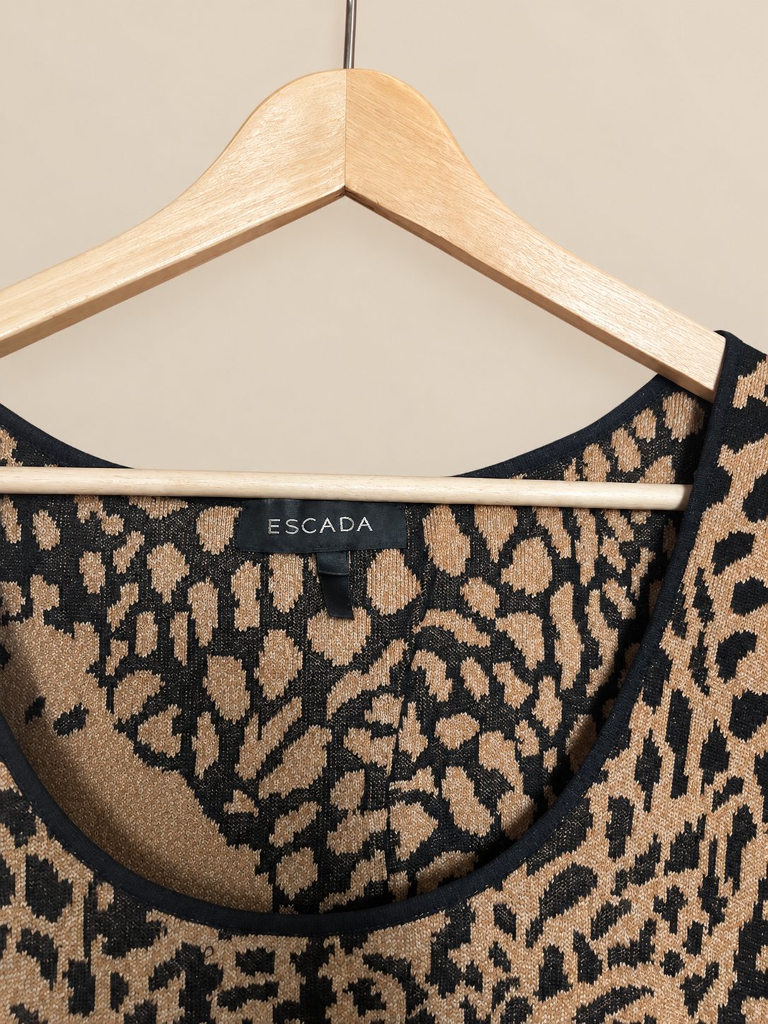 robe en maille jacquard san smanche tête de felin dans le dos