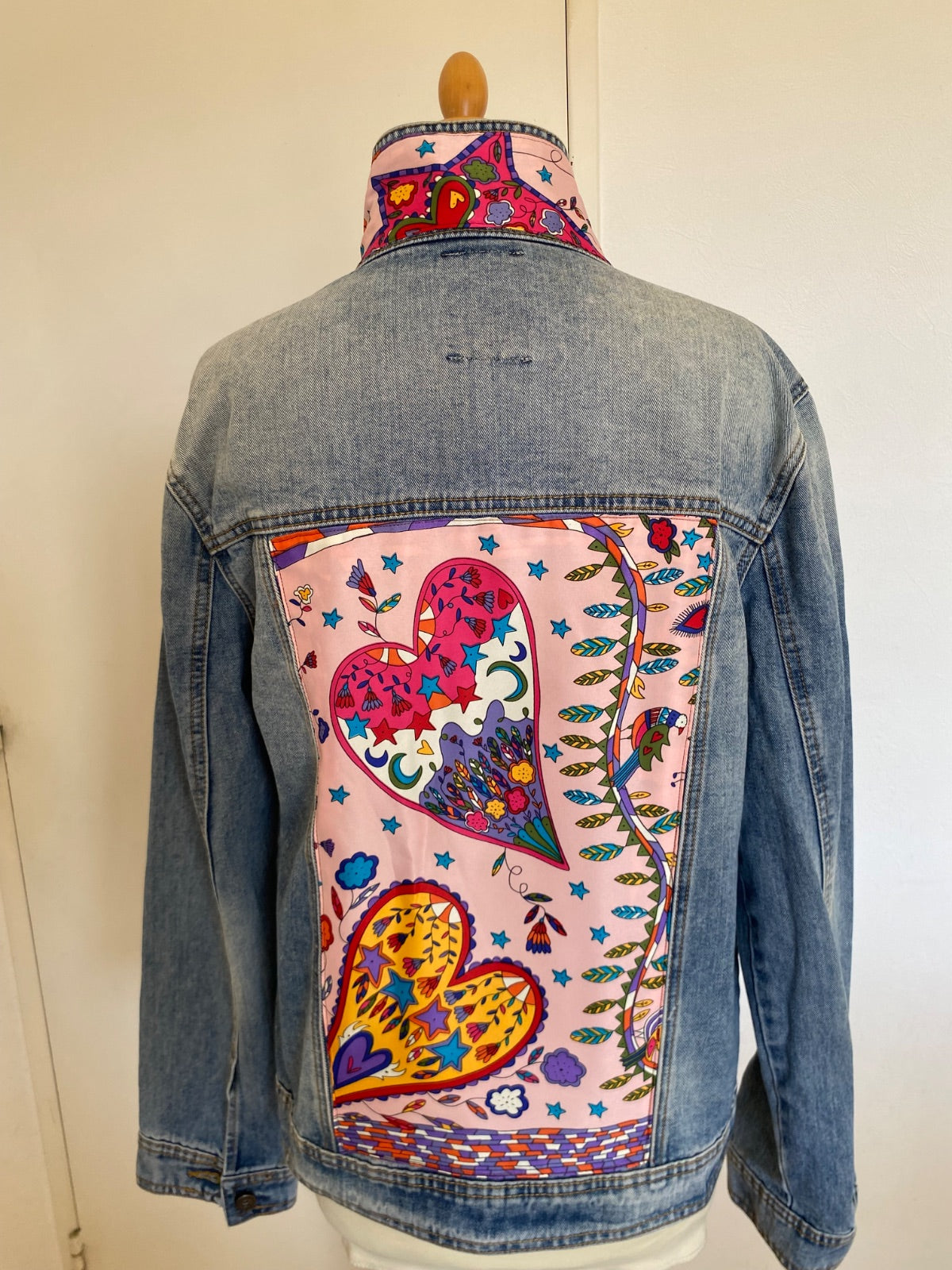 Blouson en jean customisé carré de soie