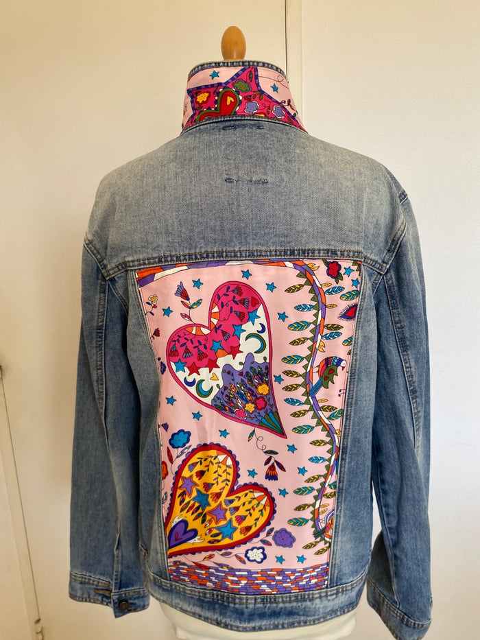 Blouson en jean customisé carré de soie