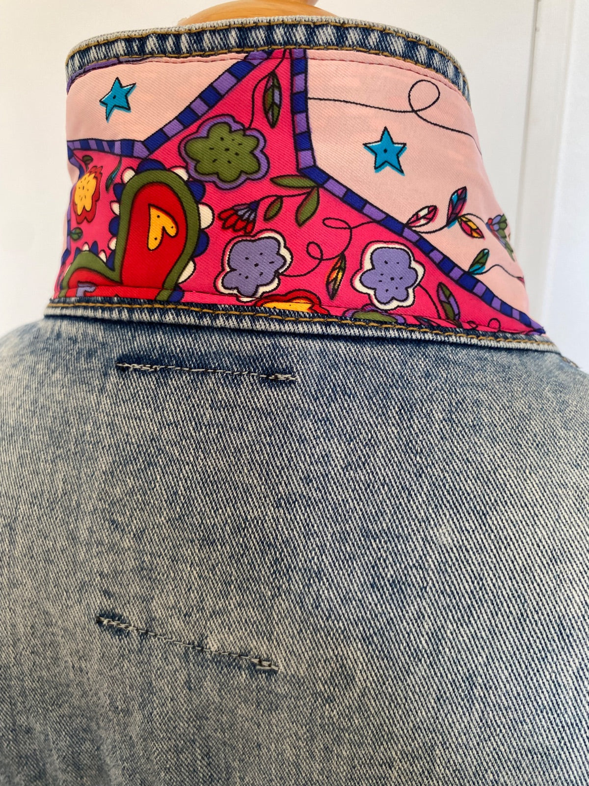 Blouson en jean customisé carré de soie