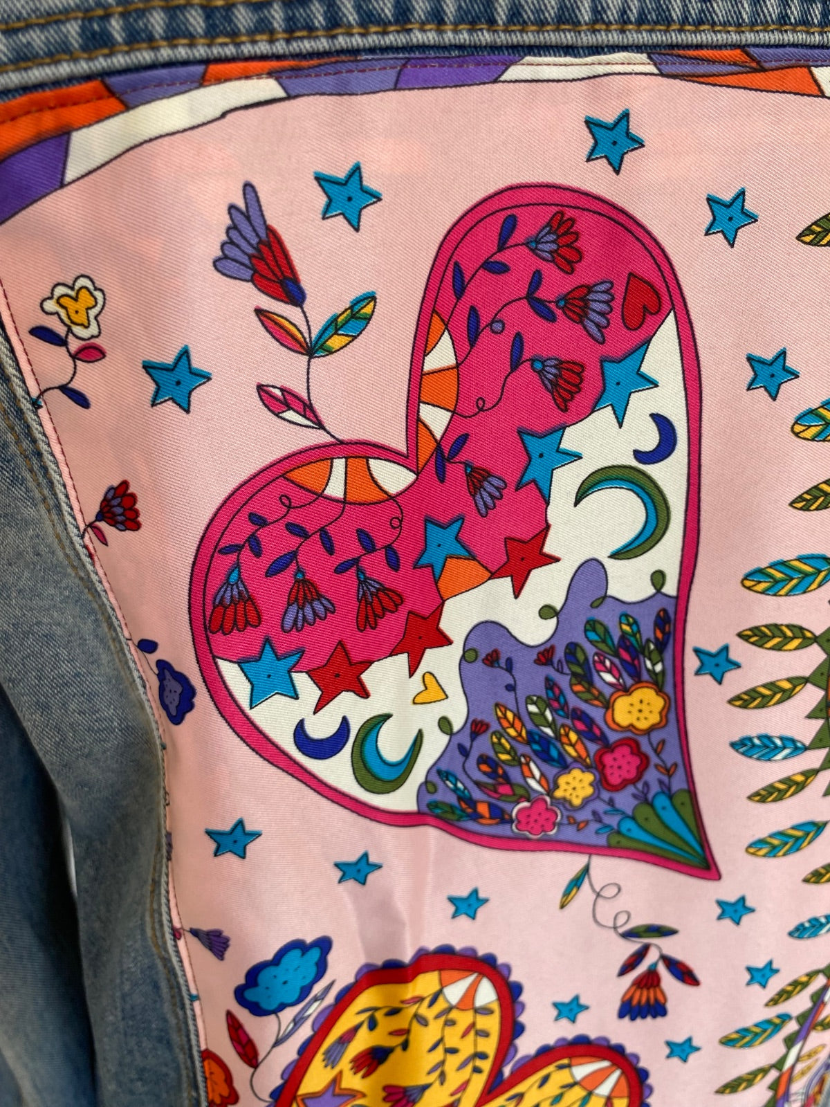 Blouson en jean customisé carré de soie