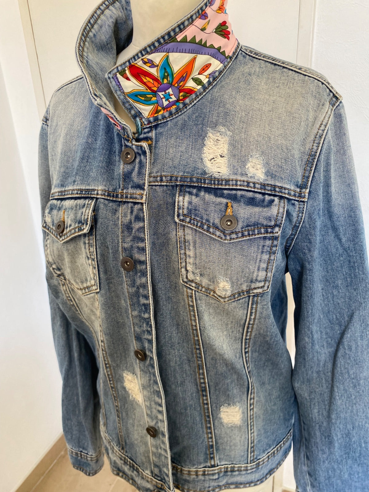 Blouson en jean customisé carré de soie