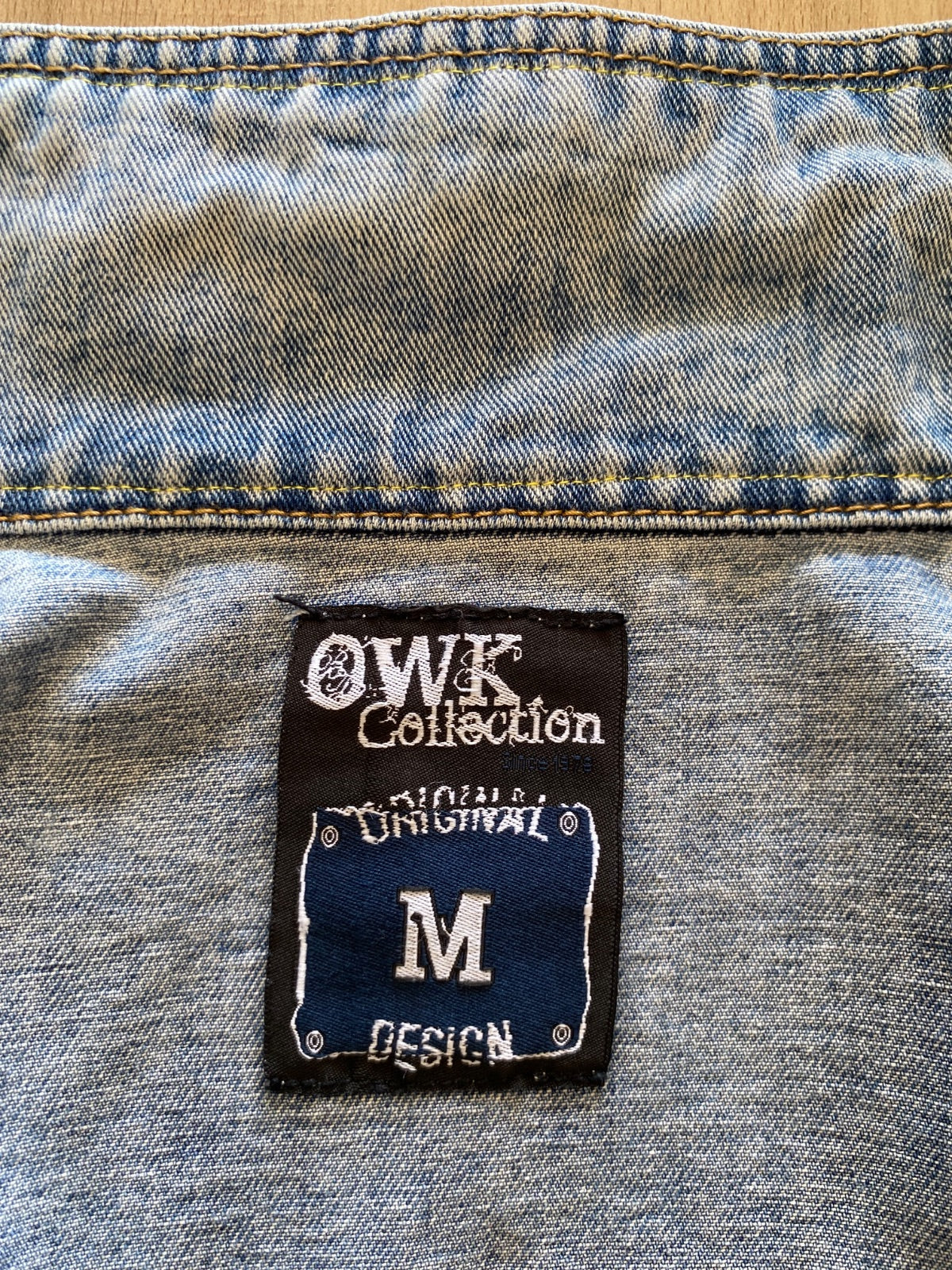 Blouson en jean customisé carré de soie