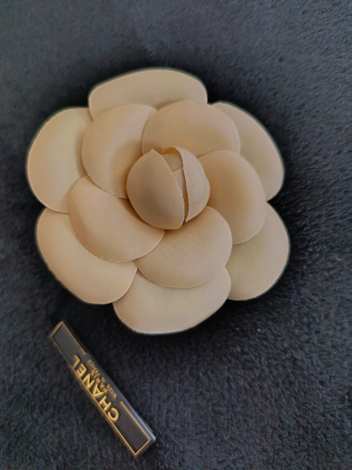 Broche Camélia Chanel en tissu – Beige / Ivoire (Avec boîte)