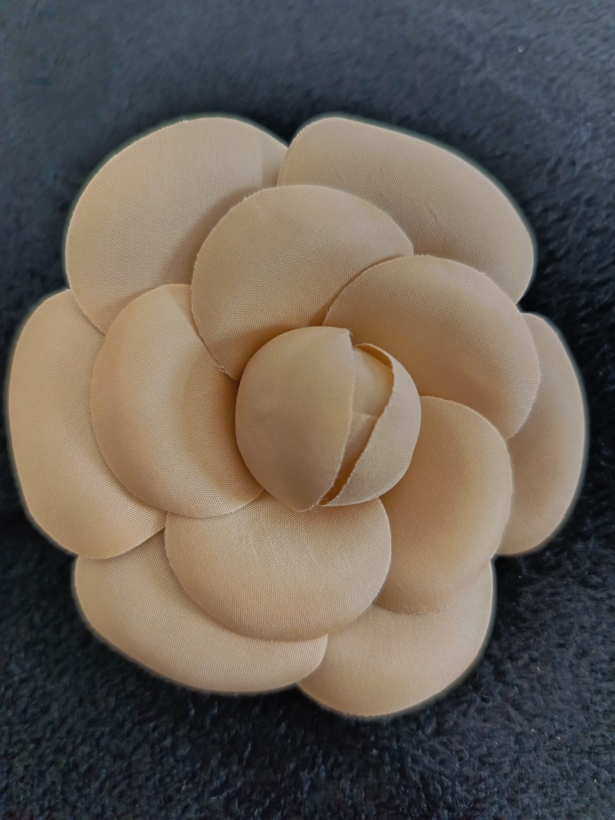 Broche Camélia Chanel en tissu – Beige / Ivoire (Avec boîte)