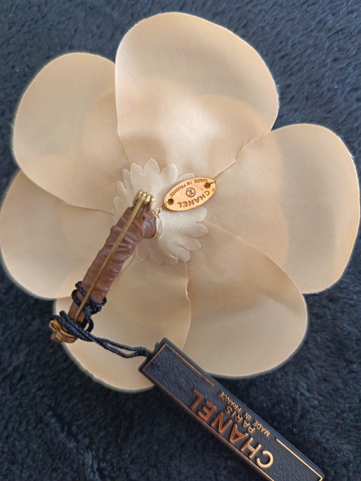 Broche Camélia Chanel en tissu – Beige / Ivoire (Avec boîte)