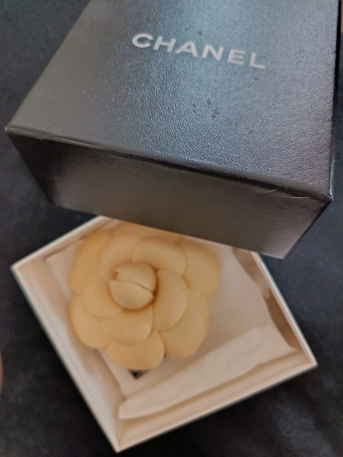 Broche Camélia Chanel en tissu – Beige / Ivoire (Avec boîte)