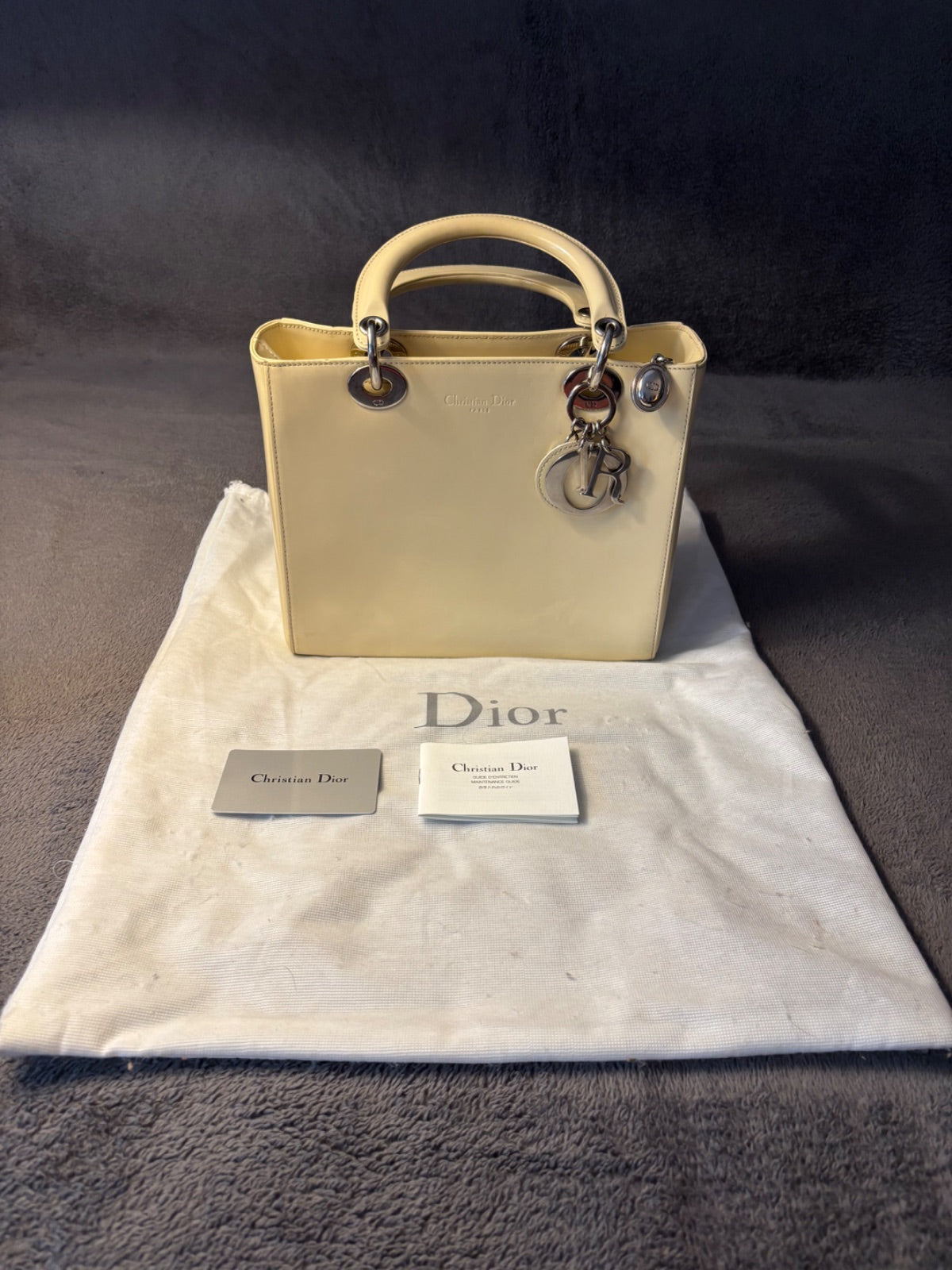 Bolso de mano Lady Dior de charol en color crema