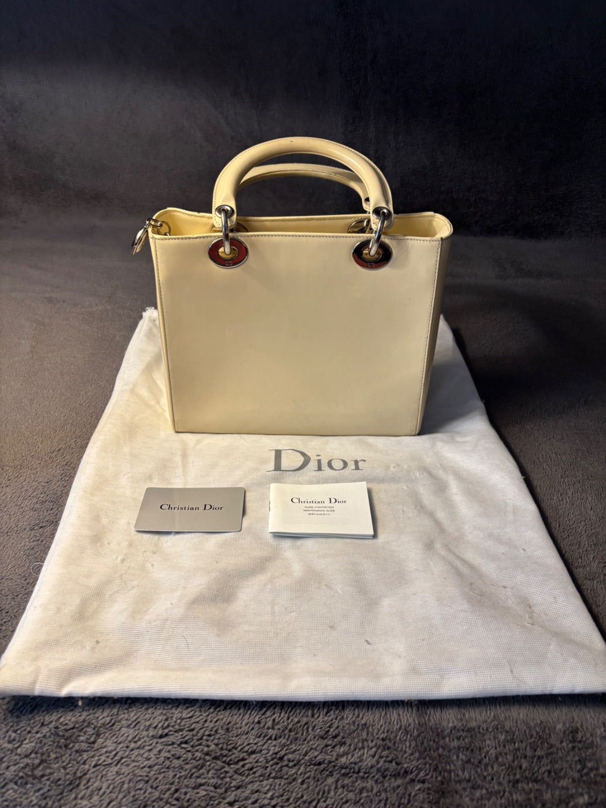 Bolso de mano Lady Dior de charol en color crema