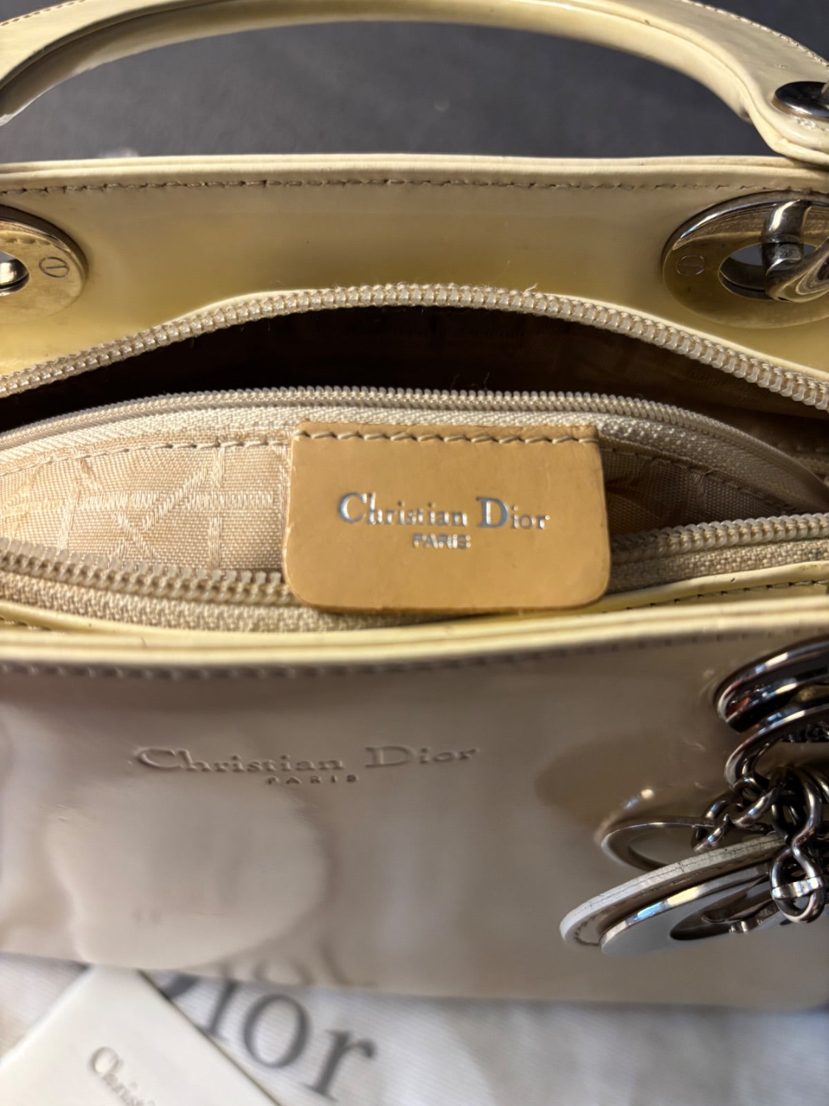 Bolso de mano Lady Dior de charol en color crema