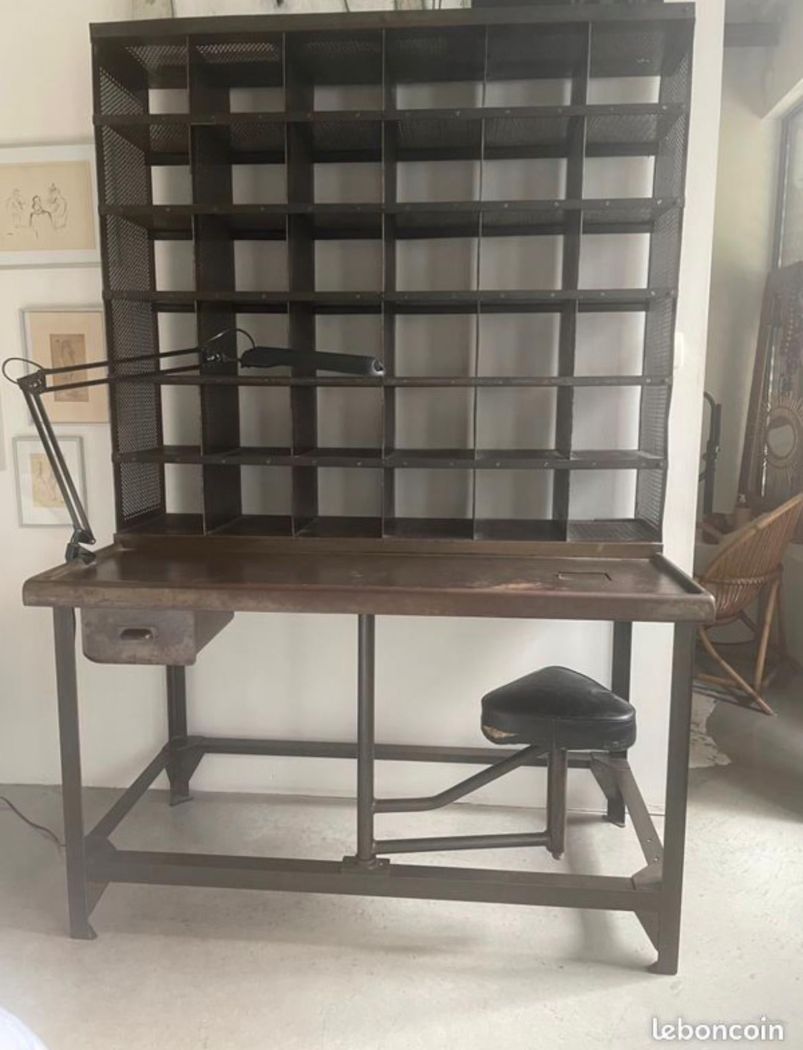 Meuble poste